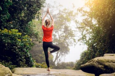 【初心者向け】ヨガ（Yoga）とは．．．初めてヨガを耳にした人でもこの記事さえ読めば「ヨガって何？」に答えられるようになる！決定版！